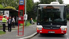 idie autobusu napadl mu francouzskými holemi (12.9.2017)