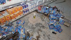 Mladík zapálil v perovském supermarketu s pomocí tuhého podpalovae zboí v...
