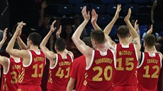 Ruští basketbalisté oslavují postup do evropského čtvrtfinále.