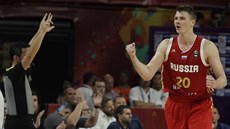 Ruský basketbalista Andrej Voroncevi slaví svou tíbodovou stelu.