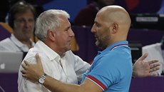 Srbský trenér Saa Djordjevi (v modrém) pijímá gratulaci od svého mentora...