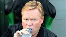 Ronald Koeman, trenér Evertonu, se oberstvuje.