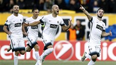 Fotbalisté Partizanu Bělehrad se radují z gólu.