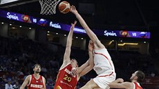 Pau Gasol (v bílém) ze panlska zakonuje na ruský ko, o blok se pokusil...