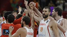 Španělští basketbalisté slaví evropský bronz, vpravo Pau Gasol, vedle něj Marc...