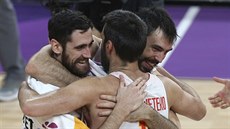 Španělští basketbalisté Joan Sastre, Fernando San Emeterio a Pierre Oriola...
