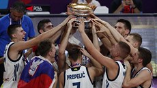 Slovintí basketbalisté slaví s pohárem pro mistry Evropy.