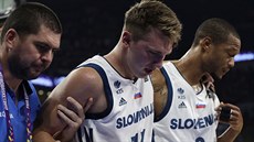 Slovinský talent Luka Doni (uprosted) se ve finále EuroBasketu zranil,...