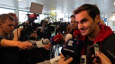 Roger Federer hovoí s eskými novinái po píletu do Prahy na letit Václava...
