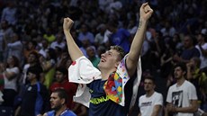 Slovinský basketbalista Luka Doni slaví evropský titul u v osmnácti.