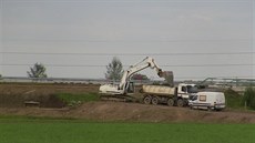 Bagr odstrauje zruený nájezd na dálnici D11 u Praskaky (12.9.2017).