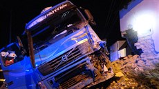 Kamion v Červené Hoře na Náchodsku narazil do rekreačního objektu. (16. září...