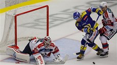 Pardubický branká� Ond�ej Kacetl v plné permanenci v utkání proti Zlínu.