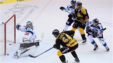 Ond�ej Jur�ík z Litvínova pálí na Romana Willa v brance Liberce.