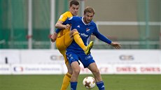 Ond�ej Ku�nír z Dukly (vlevo) a ostravský úto�ník Tomá� Poznar v souboji o mí�