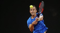 Luká� Rosol bojuje proti Robinu Haasemu v daviscupovém bará�ovém duelu.