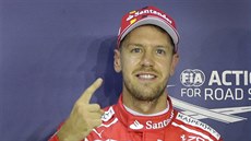 Sebastian Vettel oslavuje triumf v kvalifikaci na Velkou cenu Singapuru.