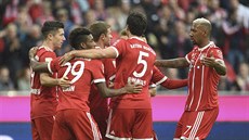 Fotbalisté Bayernu Mnichov slaví gól do sítě Mohuče.