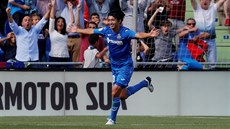 Gaku ibasaki z Getafe oslavuje gól proti Barcelon.