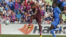 Paulinho z Barcelony (vlevo) pálí proti Getafe.