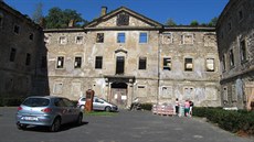 Sou�asný pohled na zámek, p�ilehlý upravený park kontrastuje se zdevastovanou...