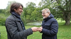 Natá�ení filmu Úsm�vy smutných mu�� v Psychiatrické lé�ebn� v Petrohrad�. Zleva...