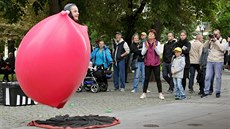 Vystoupení klauna s gumovou hlavou v rámci  mezinárodního festivalu Divadlo....