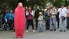 Vystoupení klauna s gumovou hlavou v rámci  mezinárodního festivalu Divadlo....