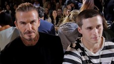 David Beckham a jeho syn Brooklyn na přehlídce Victorie Beckhamové (New York,...