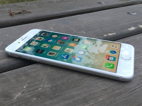 Apple nebude moci patrn dováet nkteré iPhony, které vyrábí v ín. Ilustraní snímek
