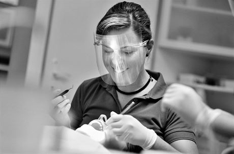 Jednaticetilet zubaka Veronika Paulkov provozuje ordinaci v ern Hoe na...
