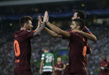 Barcelontí fotbalisté se radují z vedoucího gólu na hiti Sportingu Lisabon.