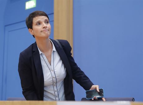Frauke Petryová bhem tiskové povolební konference strany AfD. (25. 9. 2017)