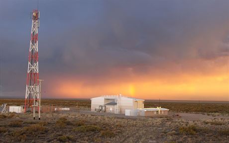 Jedna z budov fluorescenního detektoru v areálu Observatoe Pierra Augera v...