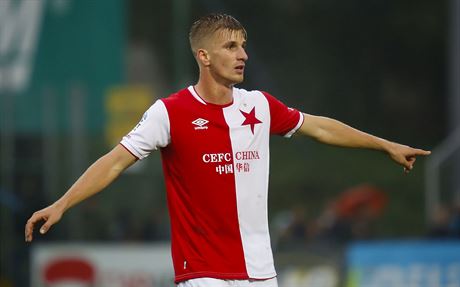 Jakub Jugas v dresu Slavie diriguje spoluhráe.