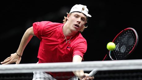 PAMATUJETE? Osmnáctiletý Kanaan s ruskými koeny Denis Shapovalov u startoval i na nedávném Laver Cupu v Praze. 