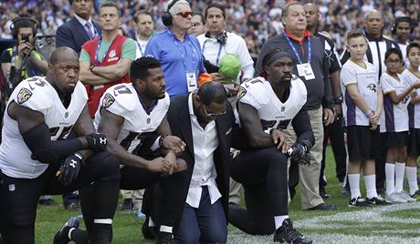 Hrái Baltimore Ravens poklekli pi hymn na londýnském Wembley s Jacksonville...