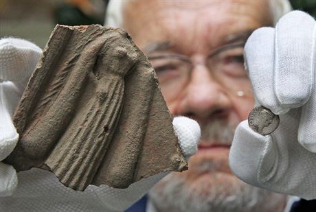 Archeolog Svatopluk Bíza ukazuje minci z období ímského císae Hadriana a...