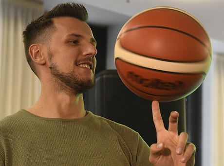 Jakub iina s novým míem pro Kooperativa Národní basketbalovou ligu.