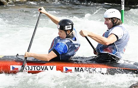 Veronika Vojtová a Jan Maek v závod mistrovství svta ve vodním slalomu.