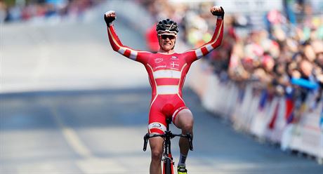Dánský cyklista Julius Johansen triumfuje v silniním závod junior na...