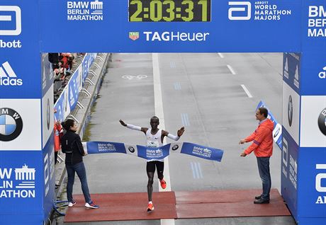 Eliud Kipchoge z Keni vyhrál maraton v Berlín.