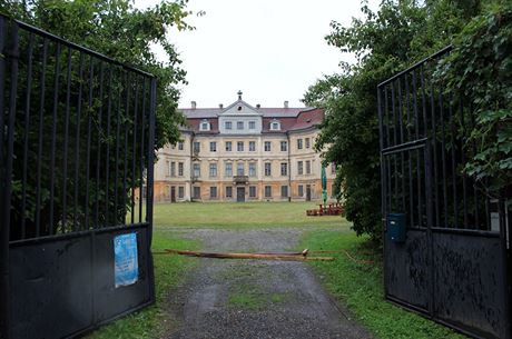 Lobkowiczké sídlo chátrá a ohrouje místní, majitelé to popírají.