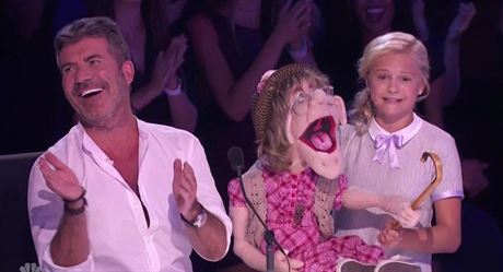 Simon Cowell a Darci Lynne Farmerová v show Amerika má talent (Los Angeles, 5....