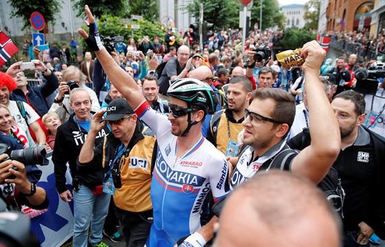 Peter Sagan mává fanoukm poté, co potetí za sebou ovládl hromadný závod na...