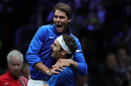 LAVER CUP JE NÁ. Triumf v premiérovém roníku soute oslavují jindy rivalové...