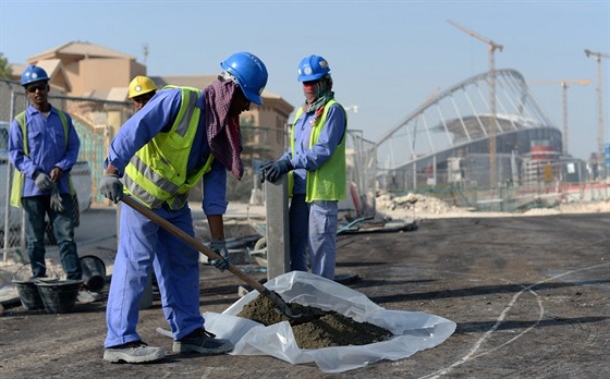 Dělníci z Indie a Bangladéše pracují na stavbě poblíž stadionu Chalífa v katarském Dauhá