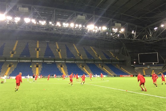 POD STECHOU. Fotbalisté Slavie si zatrénovali pod zataenou stechou stadionu...