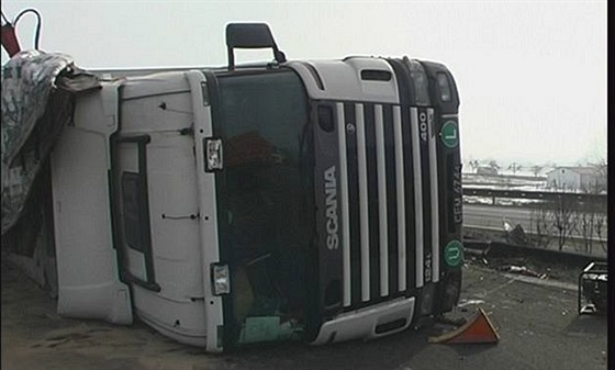 Kamion  Scania sjel ze srázu a pevrátil se.  Ilustraní foto.