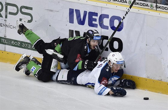 Momentka z utkn 6. kola extraligy mezi Mladou Boleslav (v tmavm) a Plzn.